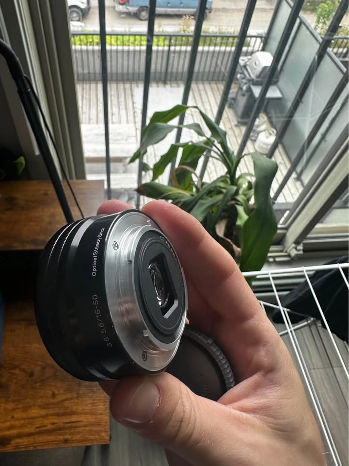 Sony E PZ 16-50mm f/3.5-5.6 OSS Lens - photo 4