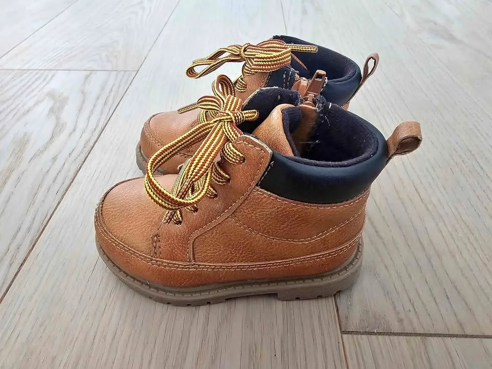 Size 6 toddler Carters fall boots thumbnail