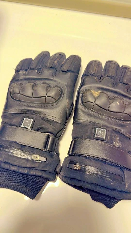 Heating hand gloves
