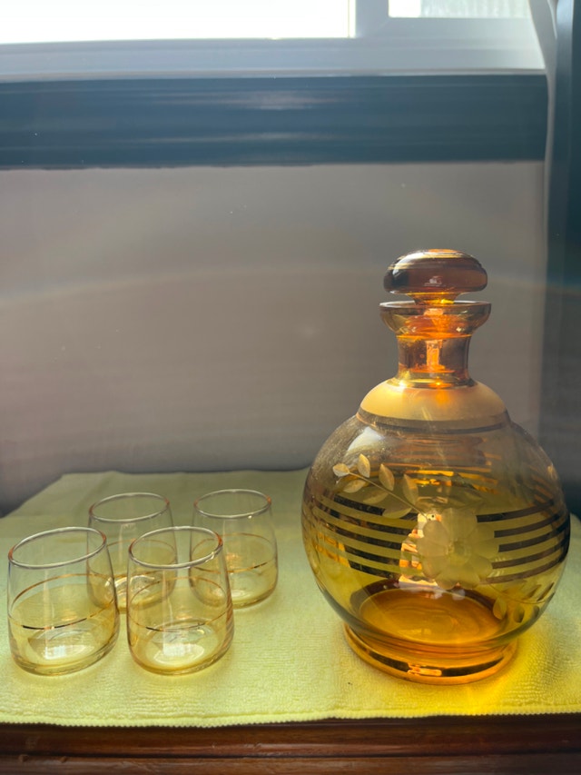 Vintage Etched Amber & Gold Decanter With 4 Glasses