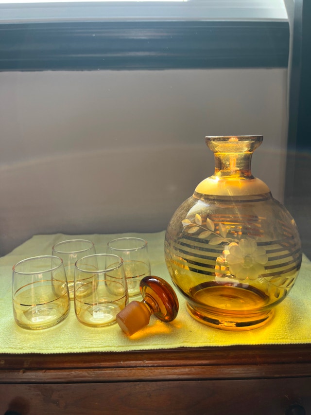 Vintage Etched Amber & Gold Decanter With 4 Glasses - photo 2