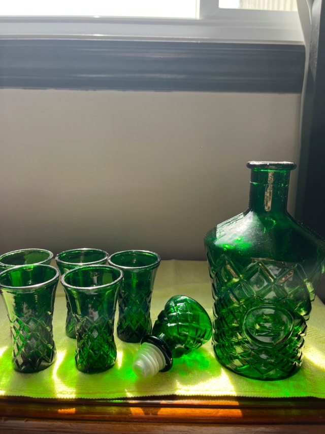 Green Glass Decanter With 5 Matching Glasses - photo 2