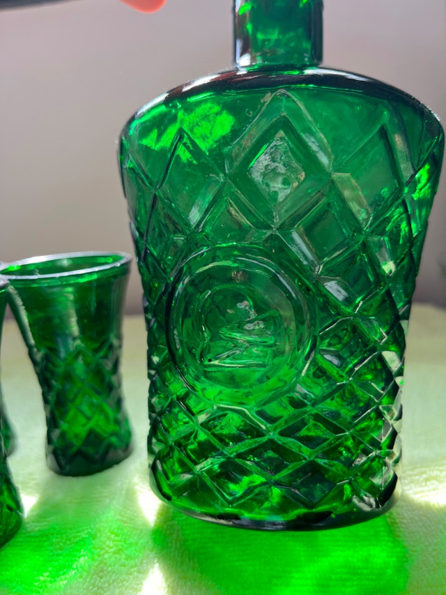 Green Glass Decanter With 5 Matching Glasses - photo 3