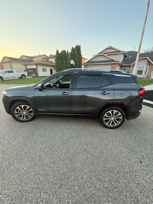 Mint active one owner 2018 GMC terrain AWD SLT 4 cylinder - photo 3