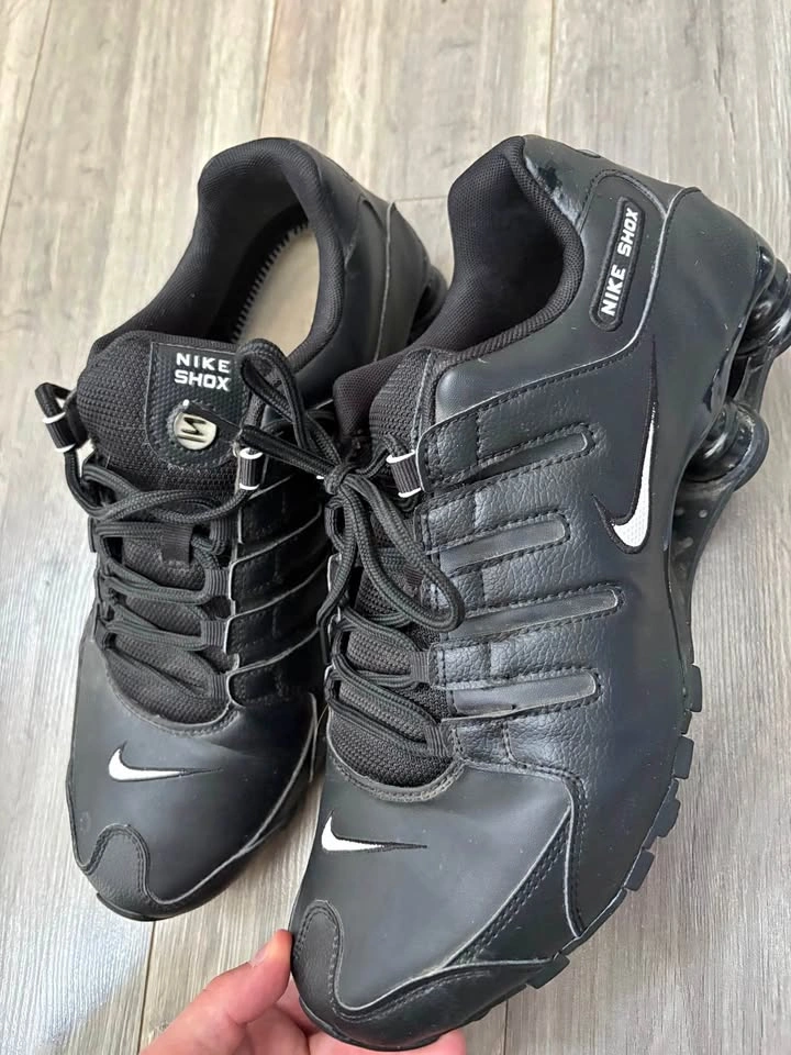 Barely worn Nike Shox size 12