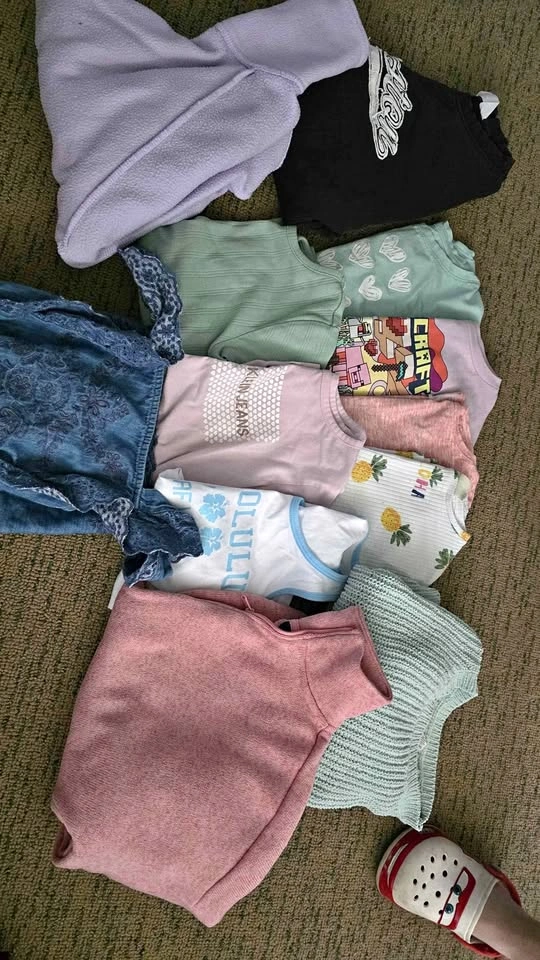 EUC Youth Girls T-Shirt and Sweater Lot (Size 7/8)