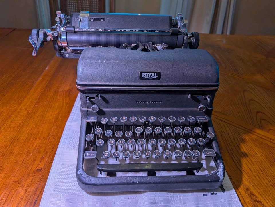 Royal Vintage Typewriter - photo 2