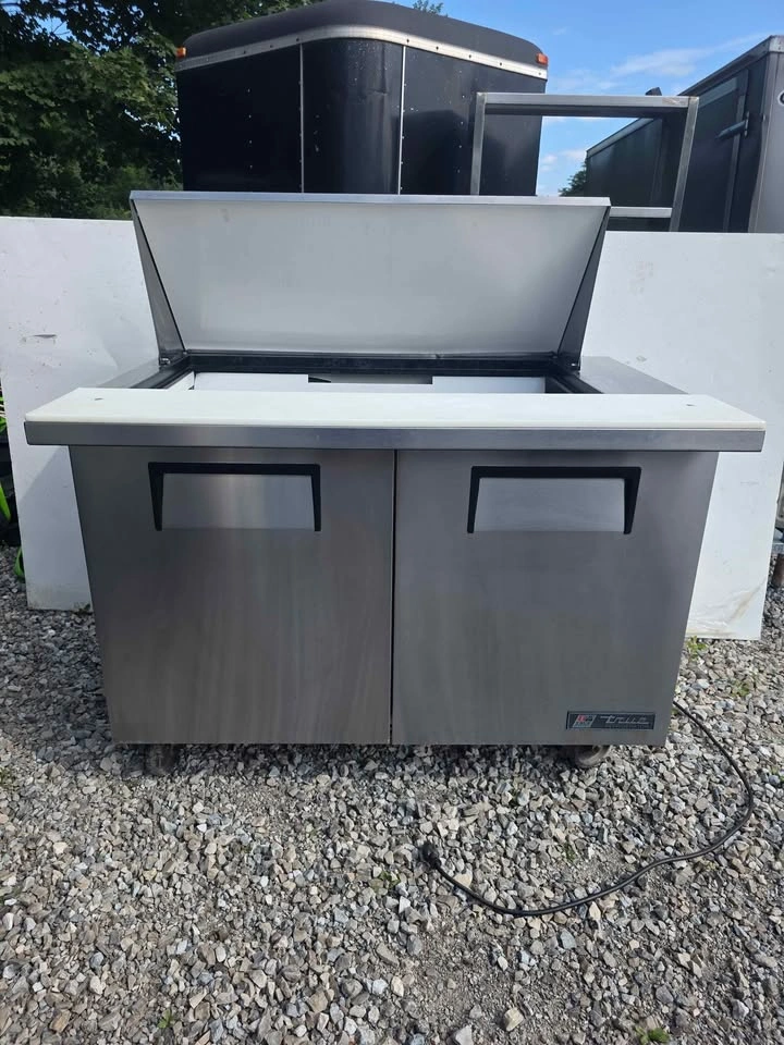 True 48" 2-Door Refrigerated Sandwich / Prep Table For Sale - photo 3