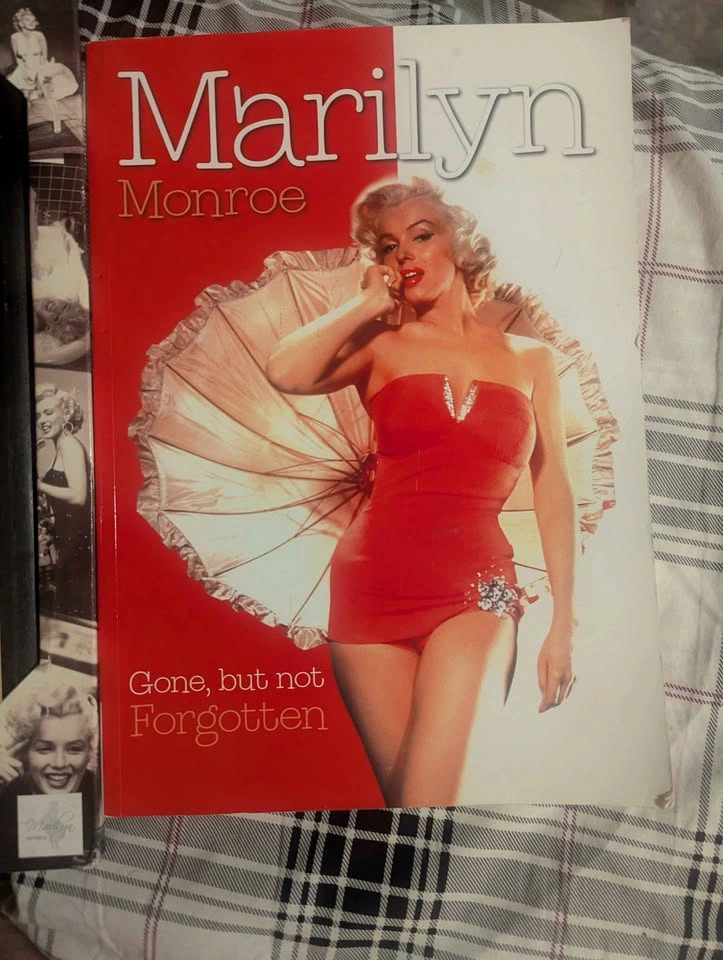 Marilyn Monroe Memorabilia Collection - photo 4