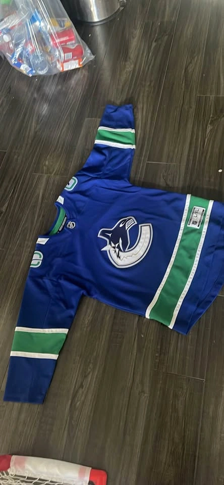 Vancouver Canucks Jr L/XL Jersey - photo 2