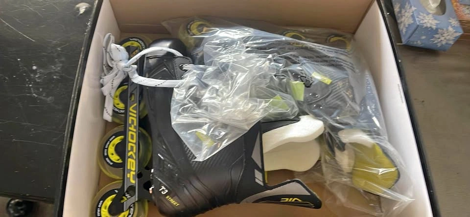 VIC Hockey roller skates NEW