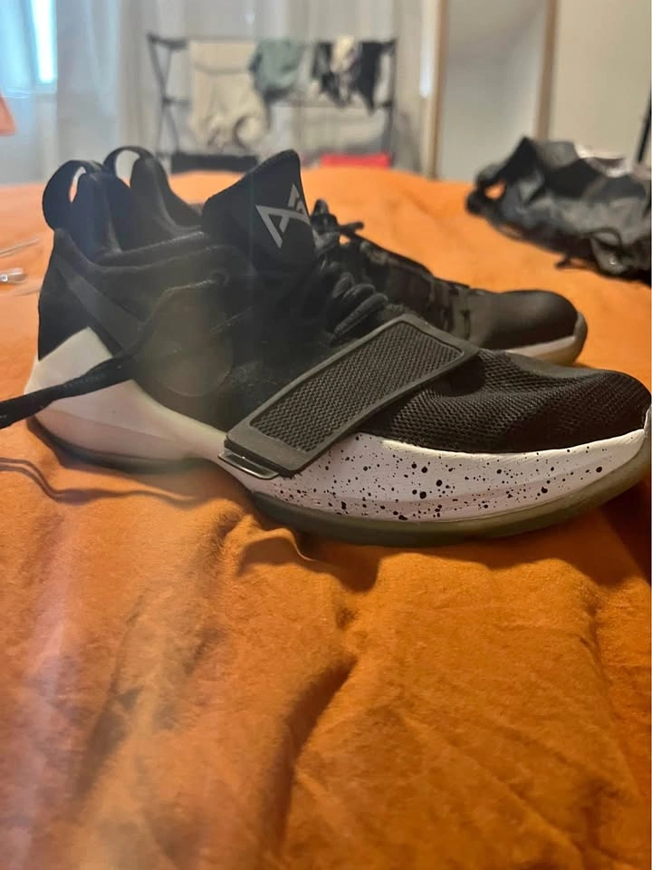 Nike PG 1 Basketball Shoes, size 5.5Y