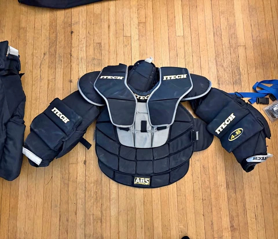 Senior Goalie Chest Protector - vTech 4.8