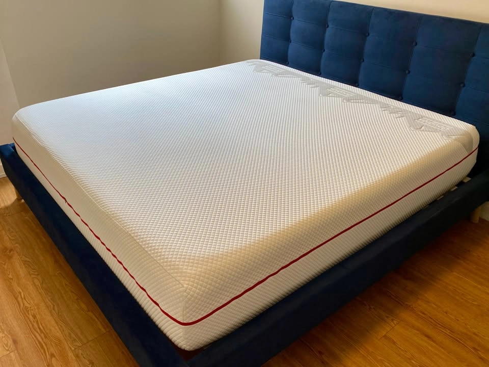 Douglas Summit King Mattress - perfect condition! - photo 2