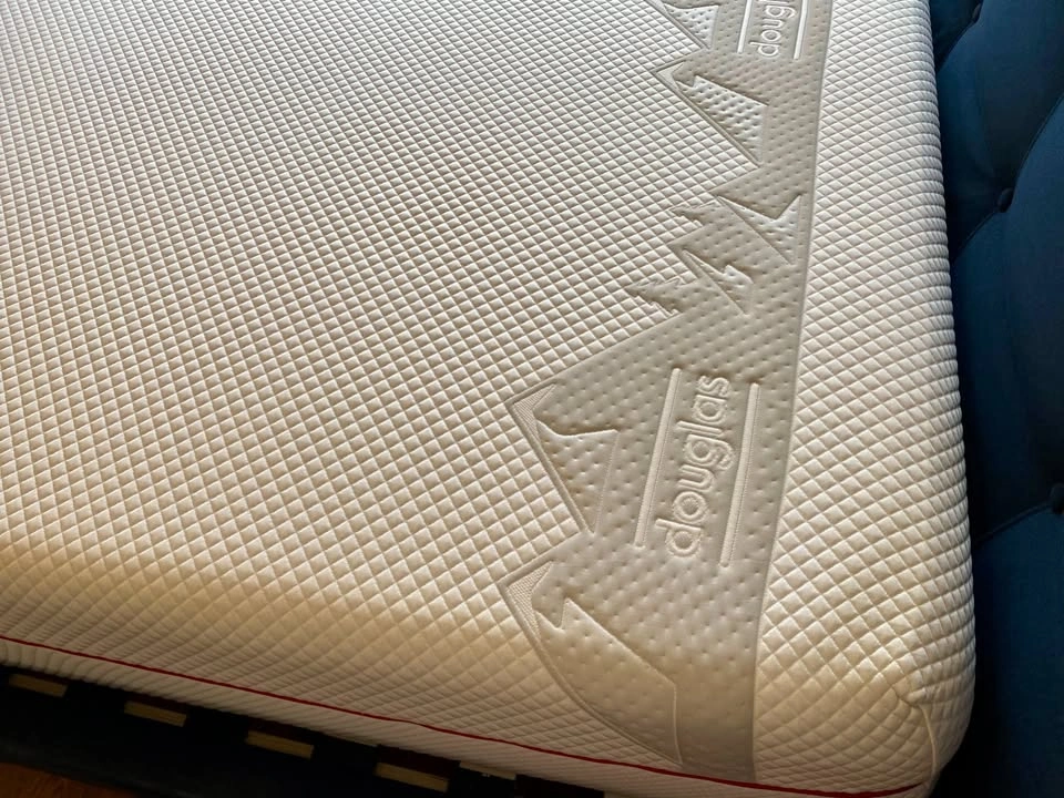 Douglas Summit King Mattress - perfect condition! - photo 3