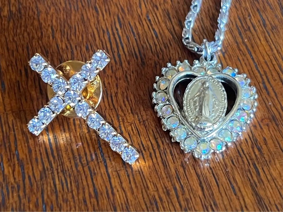 Vintage Catholic Devotionals / Jewelry in Toronto Auction - photo 2