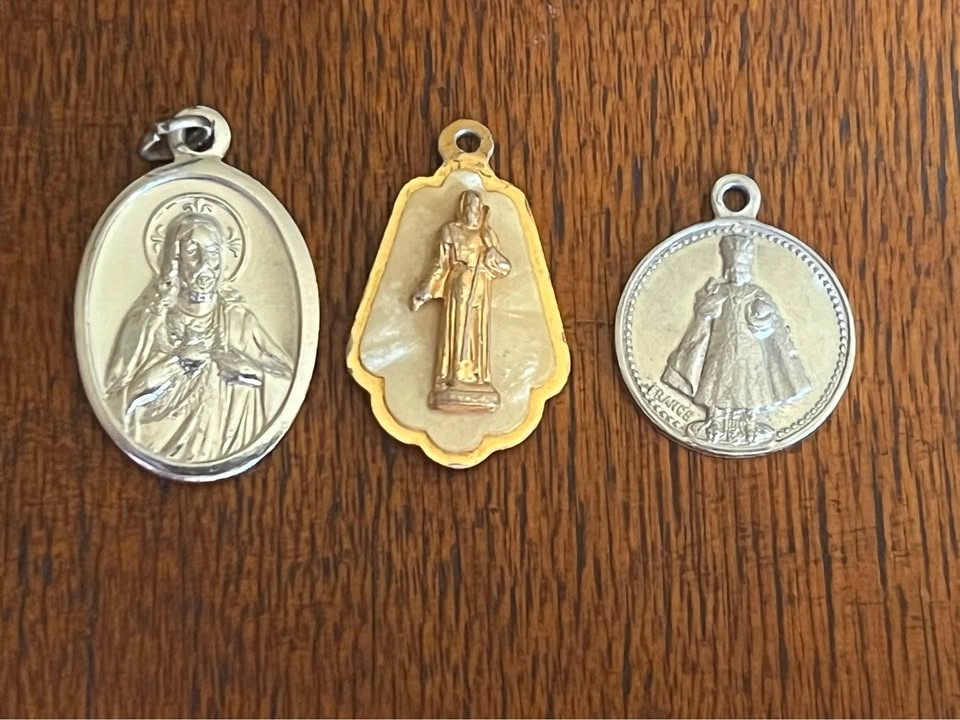Vintage Catholic Devotionals / Jewelry in Toronto Auction - photo 5