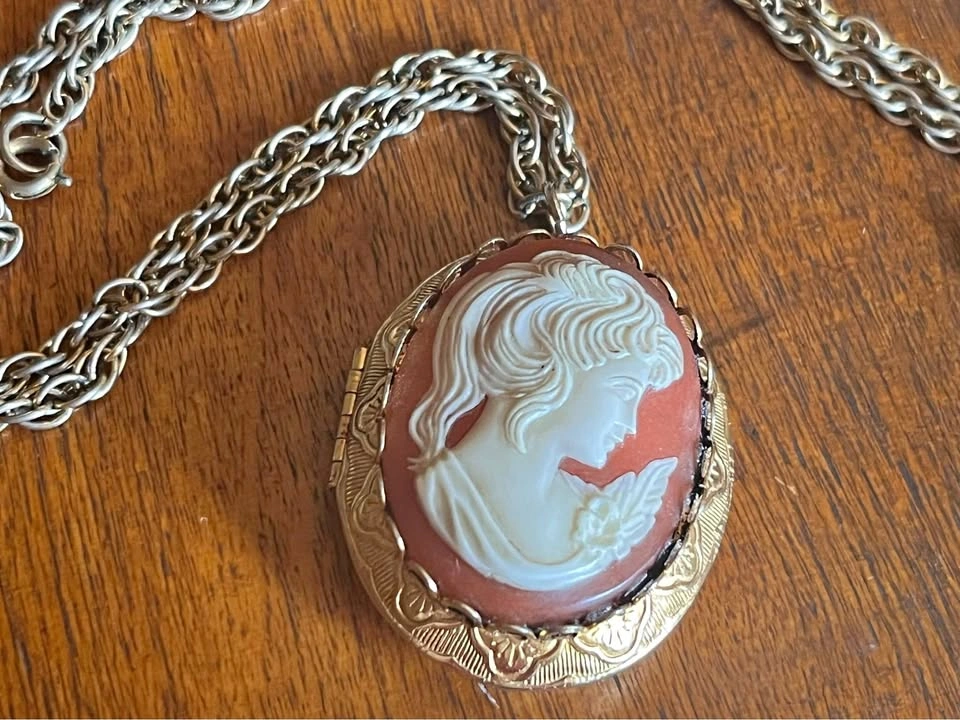 Toronto Estate Auction: Vintage Jewelry, Collectibles & Cameras - photo 2