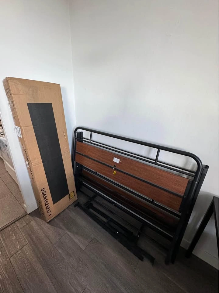 Queen metal bed frame - photo 4