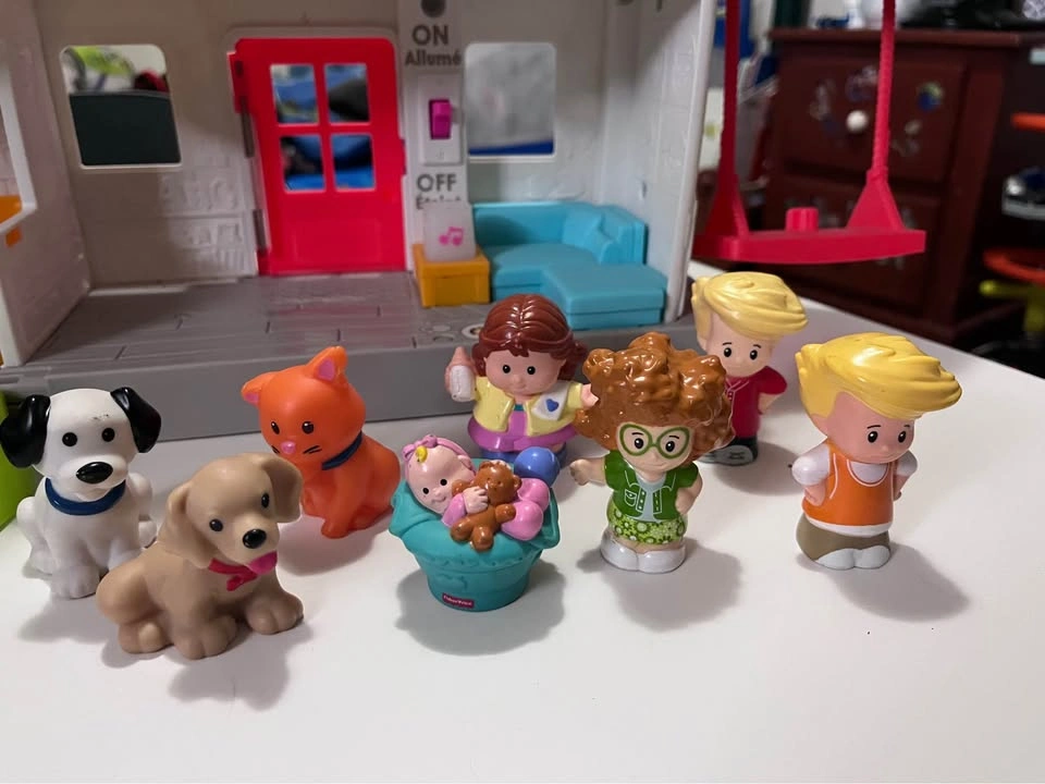 Little people house with people and pets - photo 2