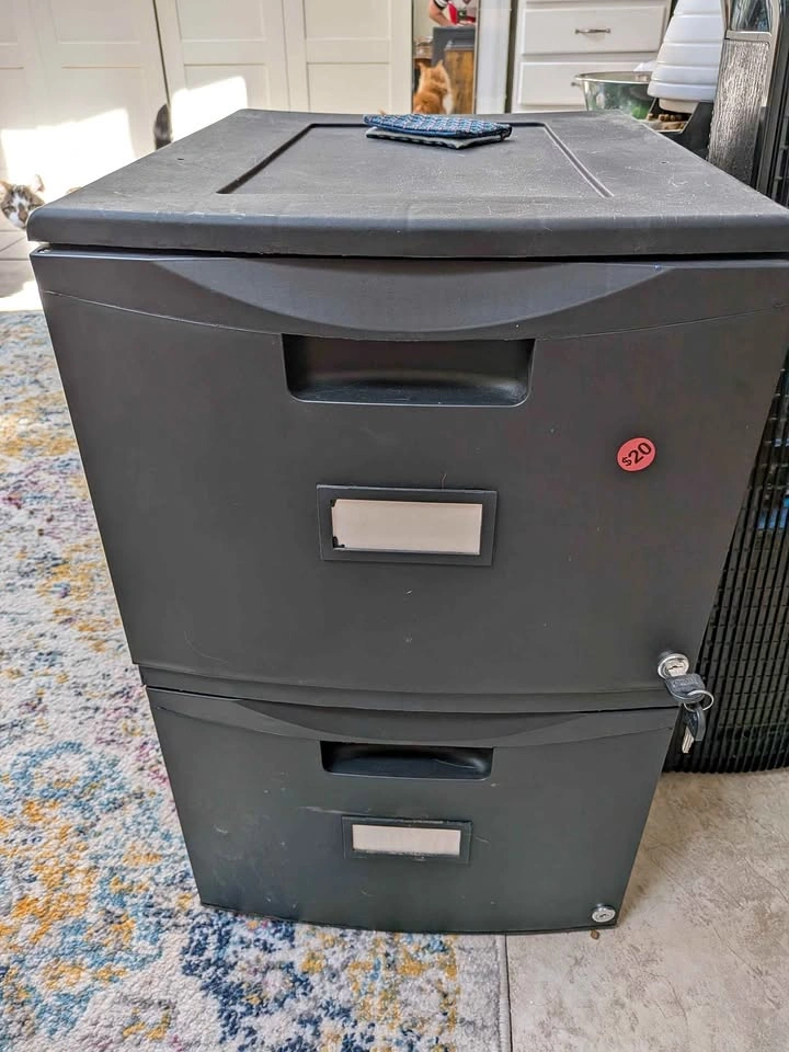 2-Drawer Locking Filing Cabinet + 4 Keys & Hanging Folders