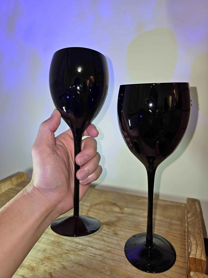 Set of 2 Black Wine Glasses