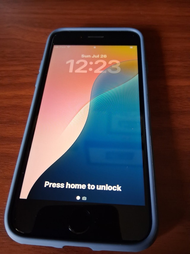 Apple iPhone SE (2022) - photo 2