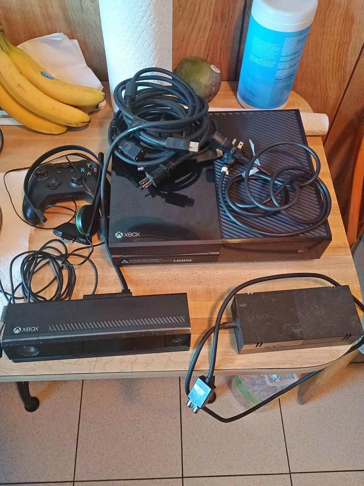 Xbox One 500gb + Kinect + Controller + Cords