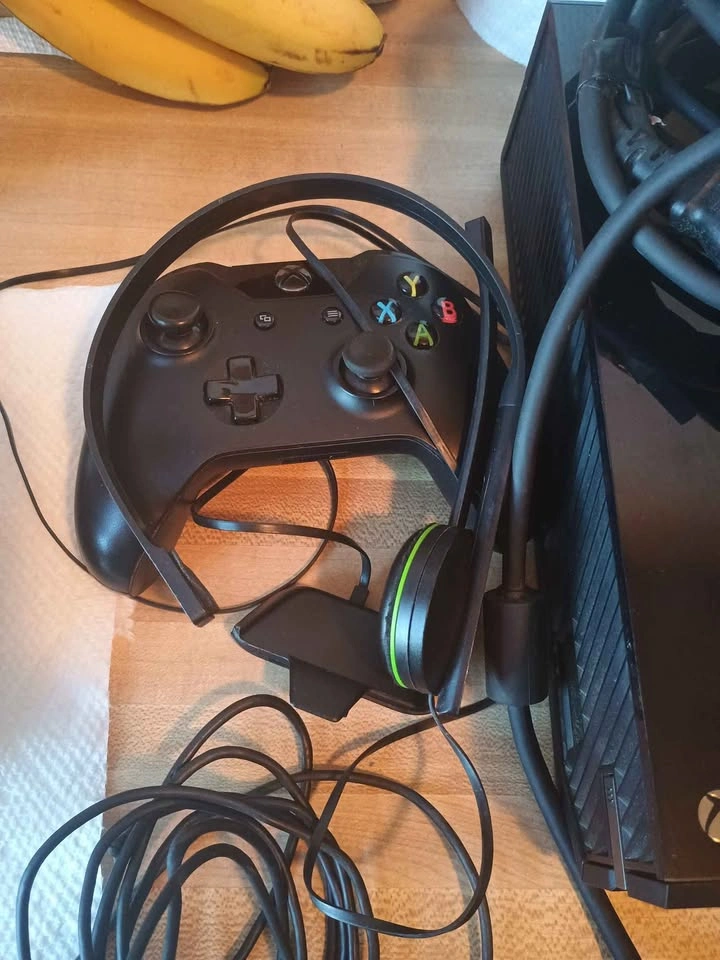 Xbox One 500gb + Kinect + Controller + Cords - photo 3