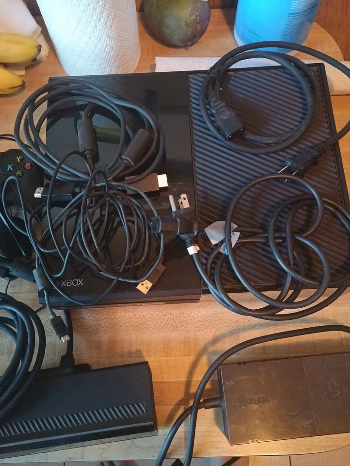 Xbox One 500gb + Kinect + Controller + Cords - photo 4