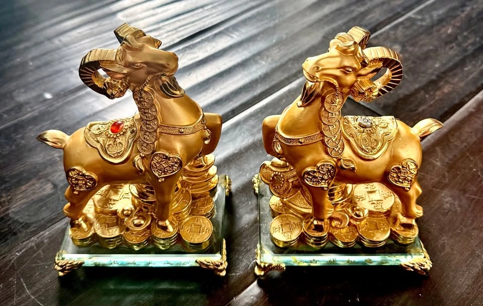 Pair of Golden Feng Shui Wealth Ram / Goat Statues 🐐✨ - photo 2