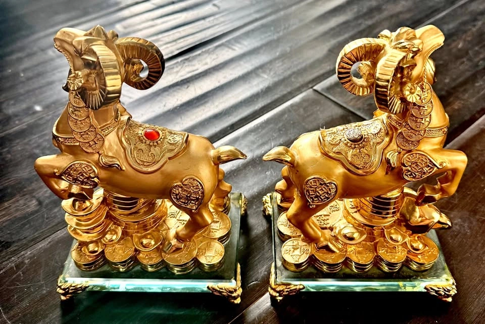 Pair of Golden Feng Shui Wealth Ram / Goat Statues 🐐✨ - photo 3