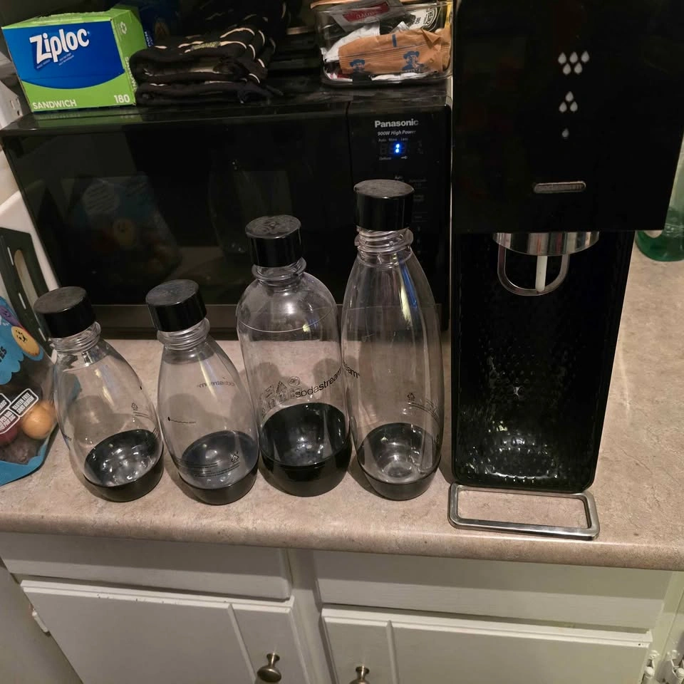 SodaStream sparkling water maker + 4 bottles - photo 2