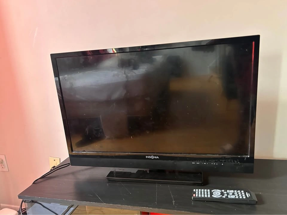 Insignia 48" 1080p TV with Remote and Stand - photo 2