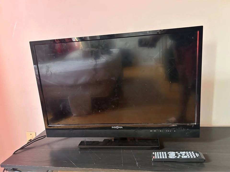 Insignia 48" 1080p TV with Remote and Stand - photo 3