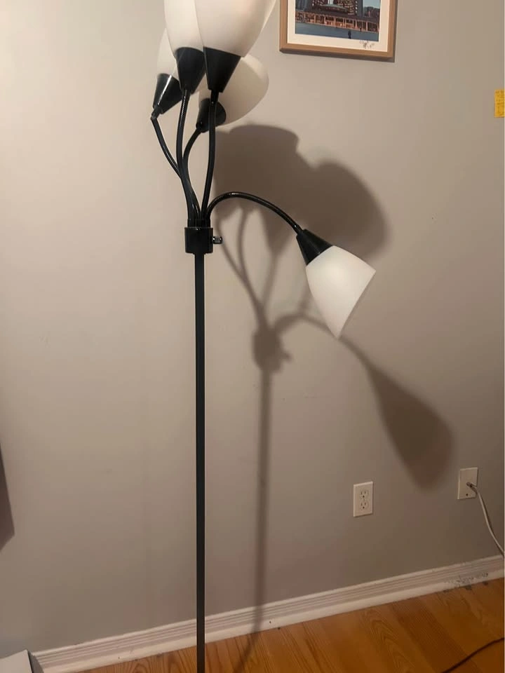 Moving out ! Mainstays floor lamp - photo 2