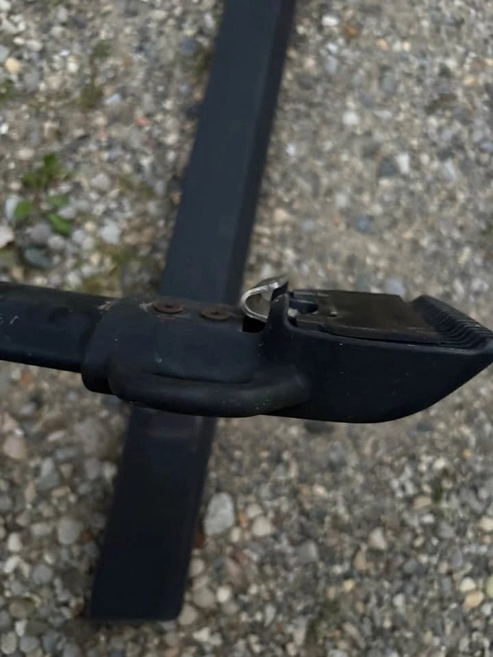 Toyota Matrix OEM roof rail and cross bar set. - photo 4