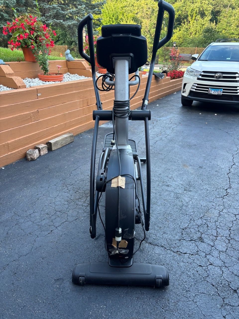 Nordic track elite 10.7 rear drive elliptical cross trainer - photo 2