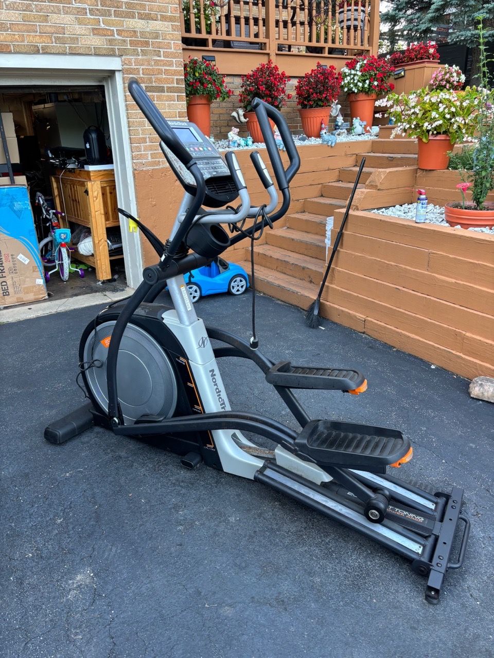 Nordic track elite 10.7 rear drive elliptical cross trainer - photo 3