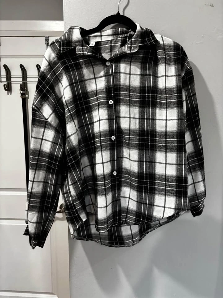 One-size unisex simple black and white never worn flannel