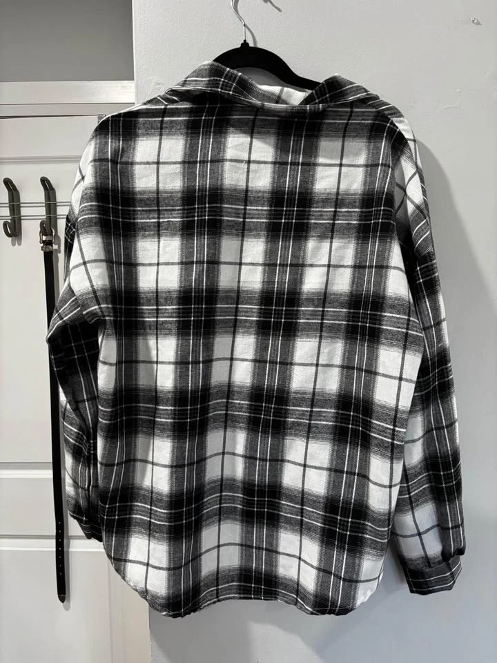 One-size unisex simple black and white never worn flannel - photo 2