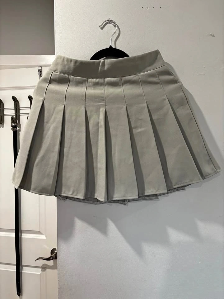 Simple grey pristine condition pleated skirt