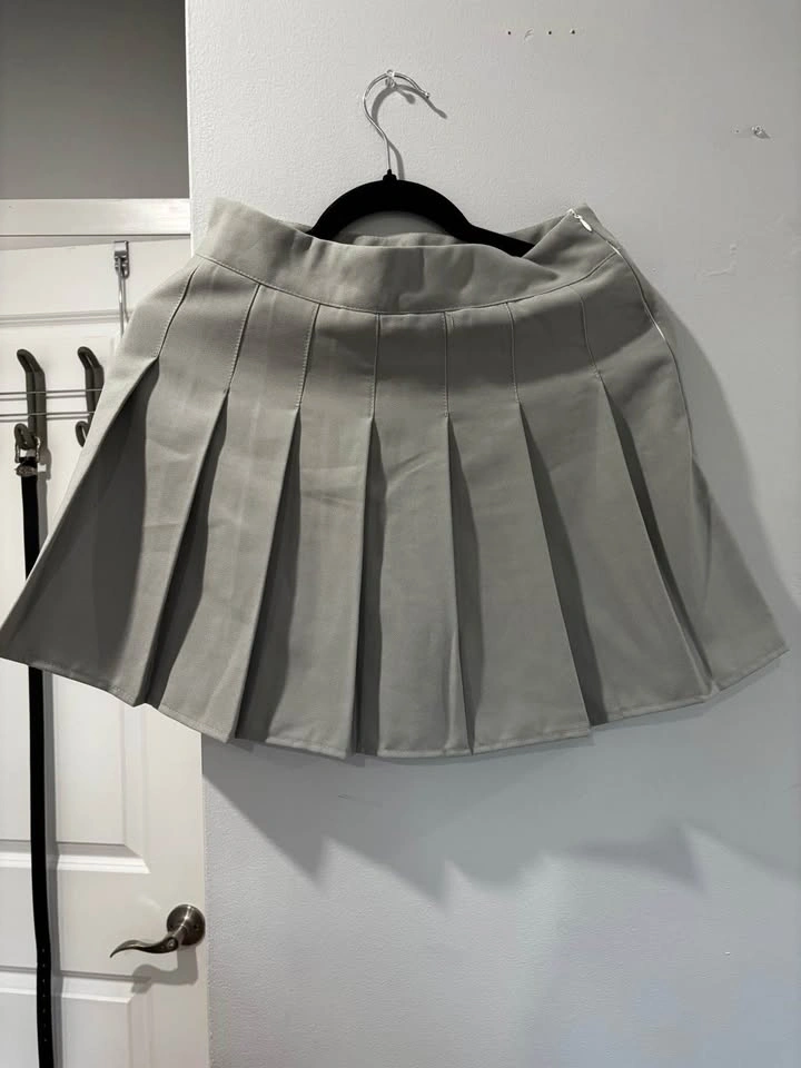 Simple grey pristine condition pleated skirt - photo 2