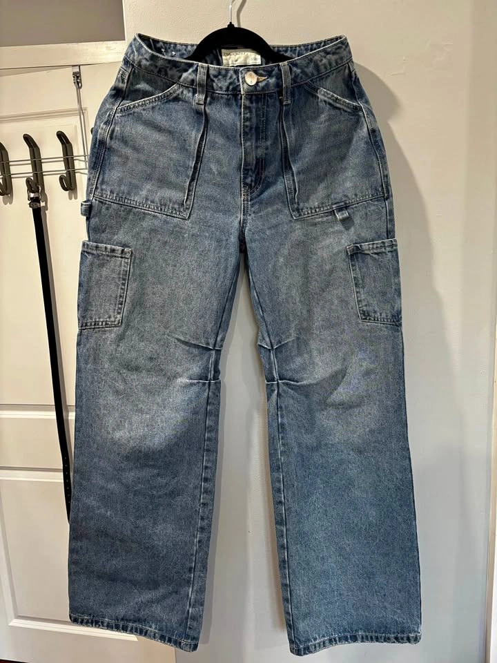 Great quality slightly baggy wide leg medium wash mid rise jeans