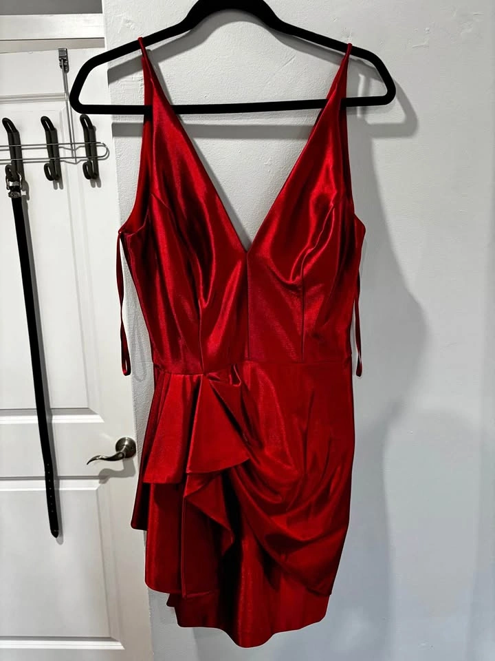 GORGEOUS silky satin perfect condition red v-neck formal dress s