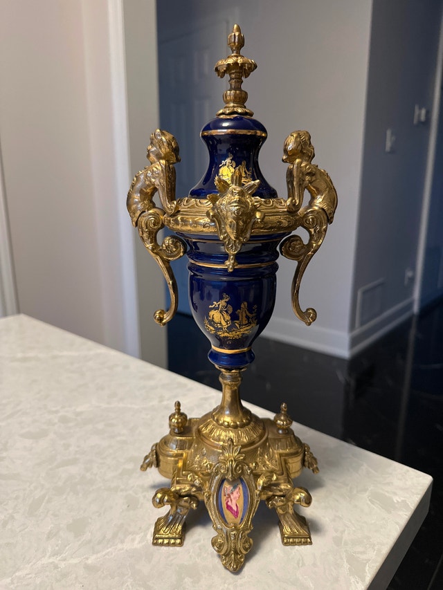 Louis XVI style bronze and cobalt blue porcelain urn, Brevettato - photo 2