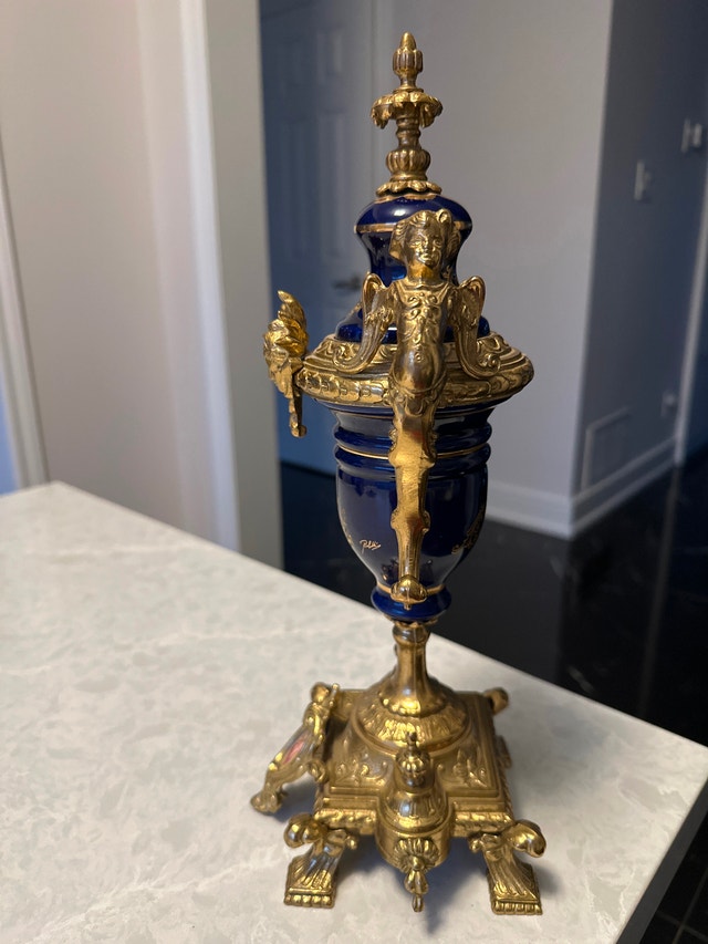 Louis XVI style bronze and cobalt blue porcelain urn, Brevettato - photo 3