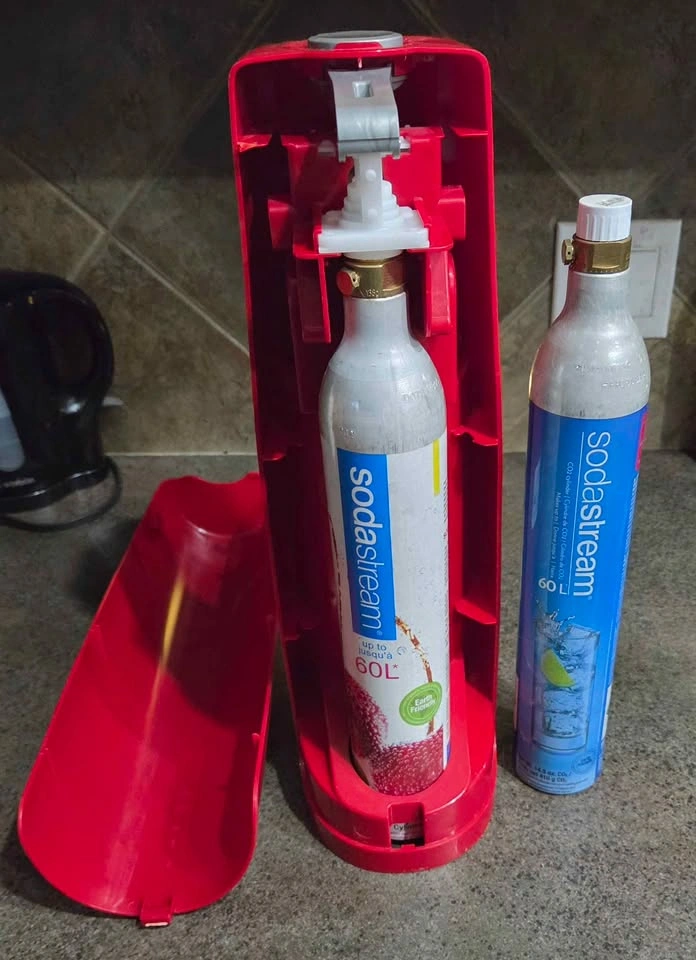SodaStream Fizzi Sparkling Water Maker with 2 CO2 Cylinders - photo 2