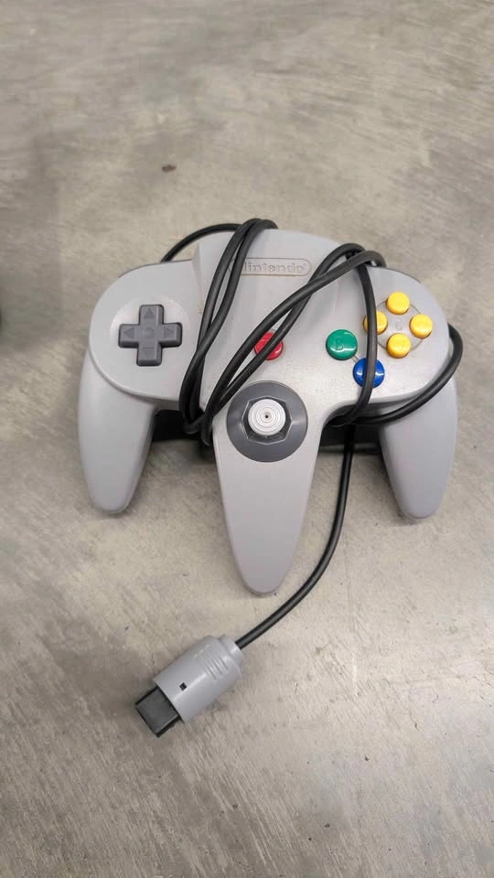 Nintendo 64 Console + 2 Original Controllers & Cables - photo 2