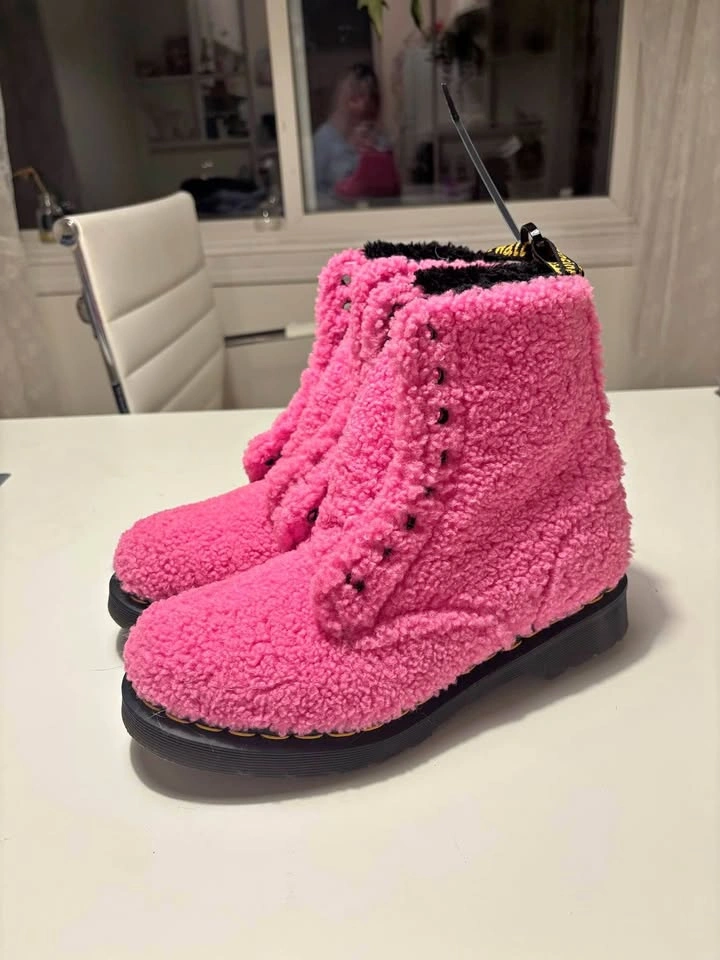 Doc Dr. Martens Pink fuzzy boots Sz. 7